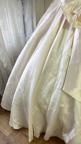 Chic Wedding Dress Ball Gown Square Neck Ivory Satin With Short Sleeves Long Bridal Gown RC0568
