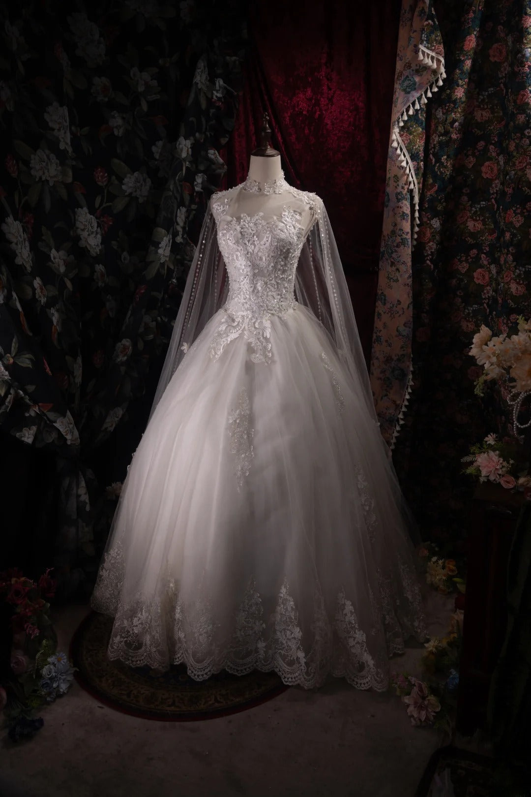 Beautiful Ball Gown Scoop Neck White Tulle 2000s With Cape Lace Fitted Long Autumn Winter Bridal Dress Wedding Dresses RB8487