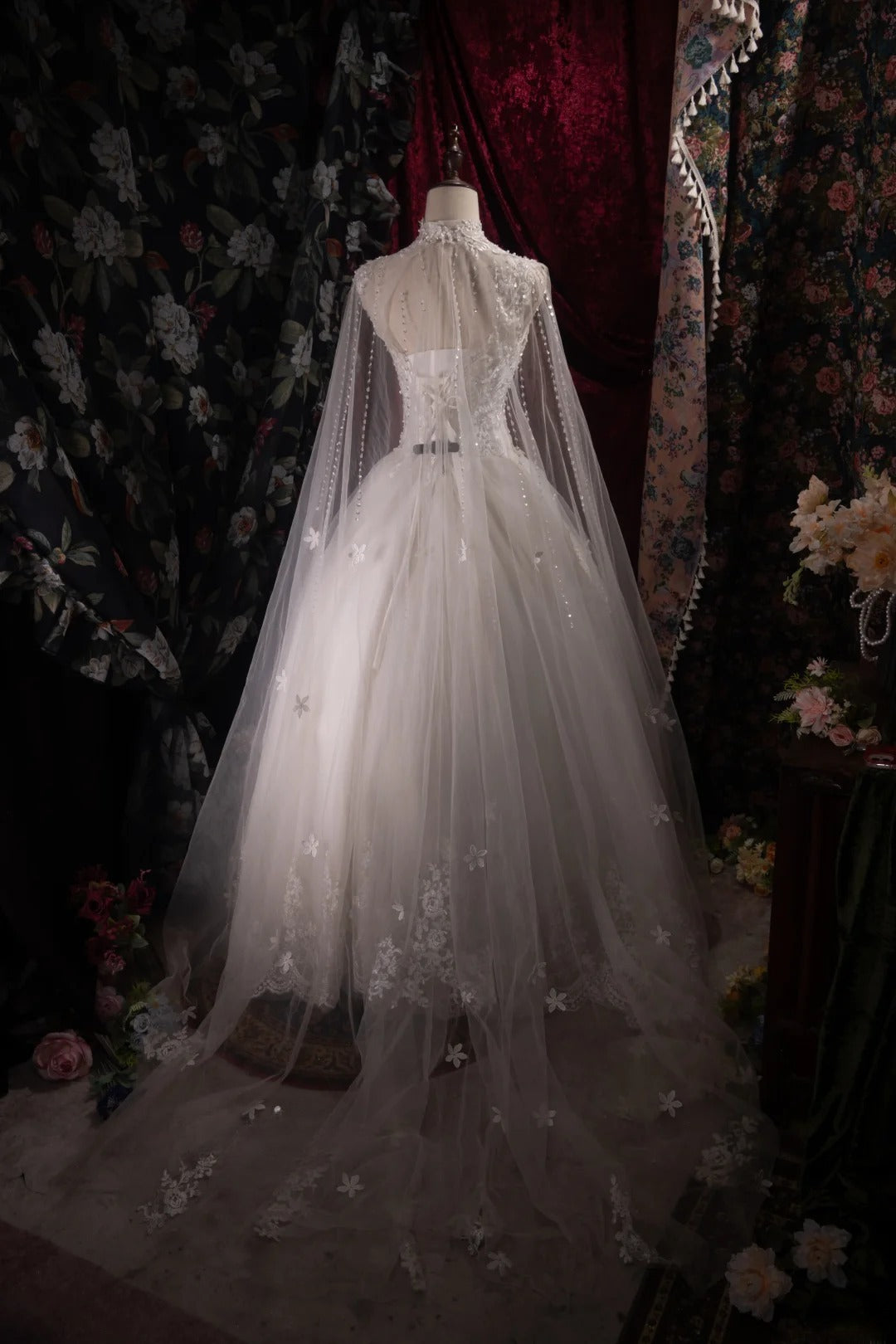 Beautiful Ball Gown Scoop Neck White Tulle 2000s With Cape Lace Fitted Long Autumn Winter Bridal Dress Wedding Dresses RB8487