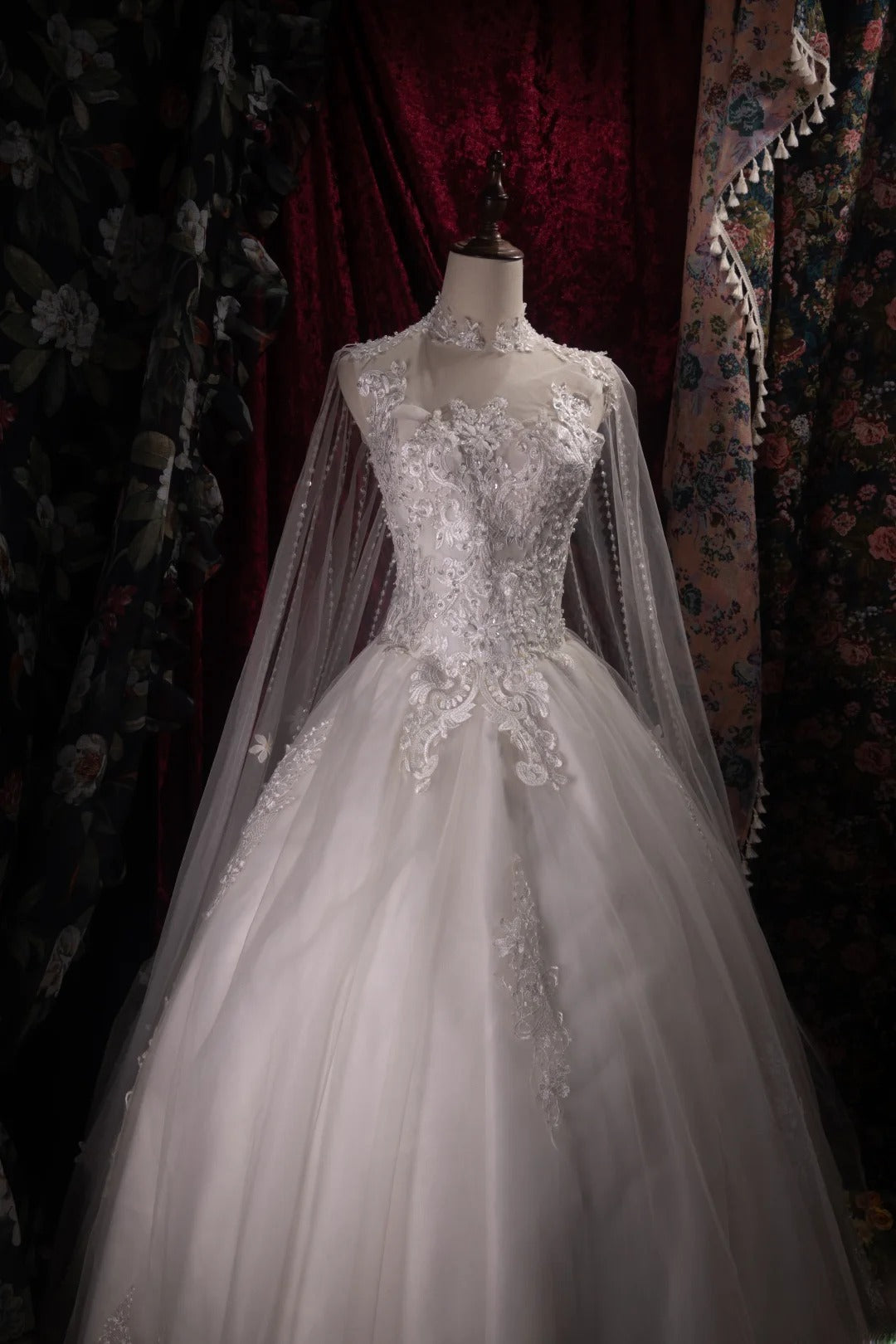 Beautiful Ball Gown Scoop Neck White Tulle 2000s With Cape Lace Fitted Long Autumn Winter Bridal Dress Wedding Dresses RB8487