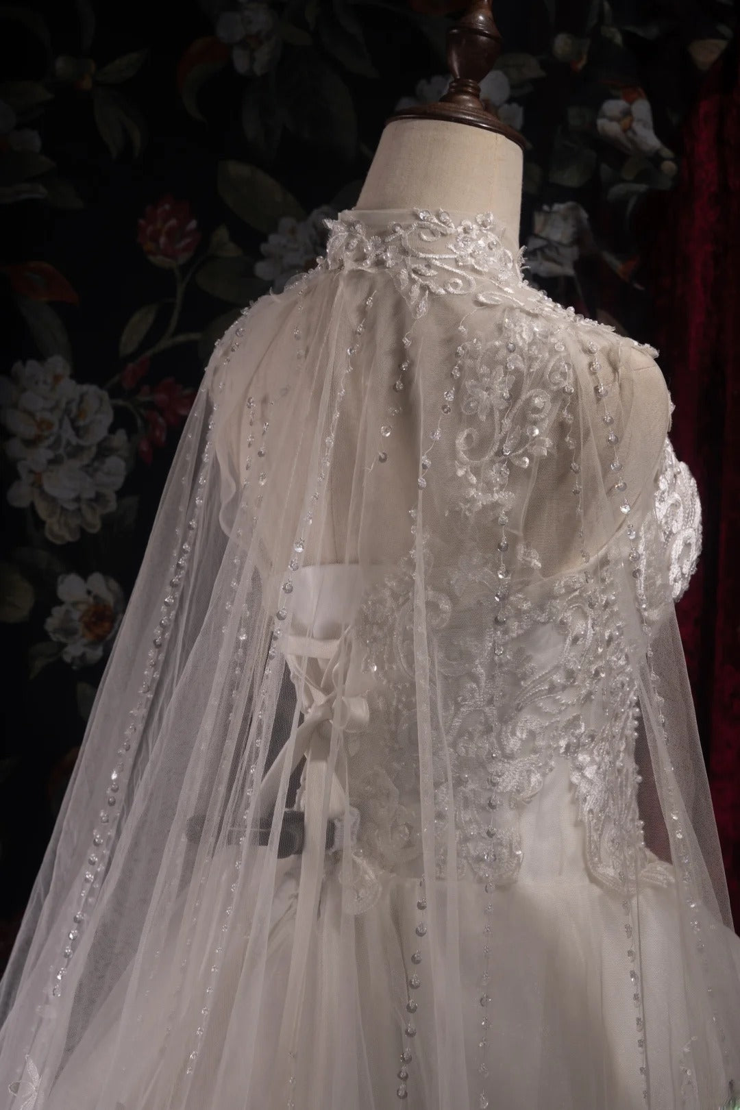 Beautiful Ball Gown Scoop Neck White Tulle 2000s With Cape Lace Fitted Long Autumn Winter Bridal Dress Wedding Dresses RB8487