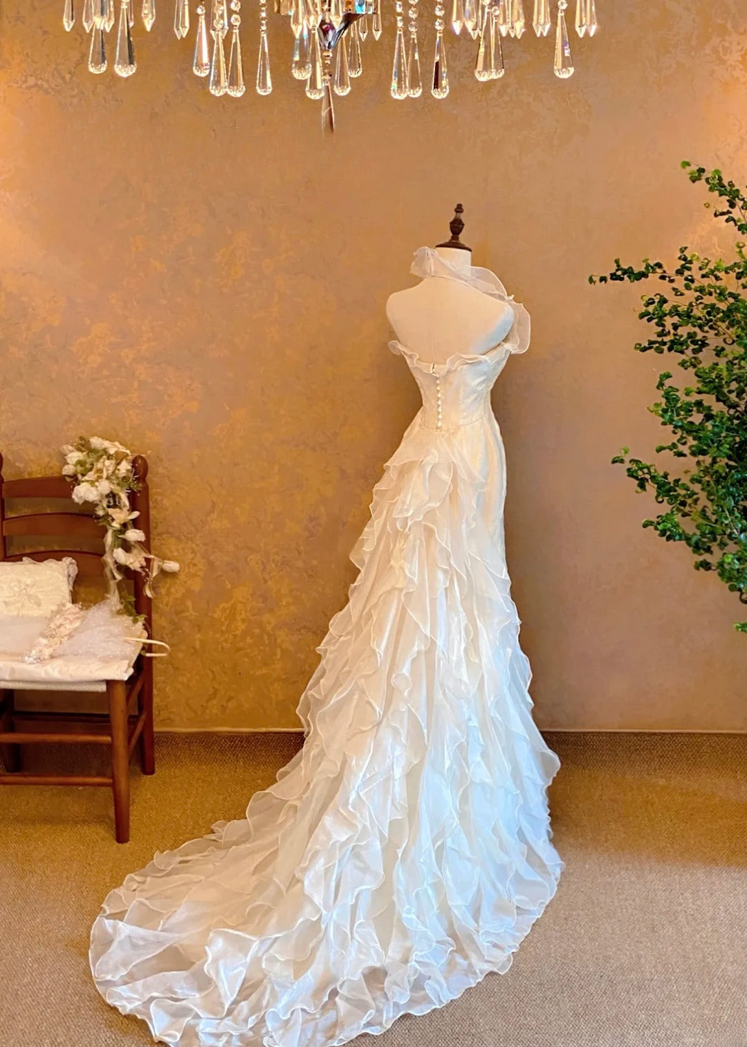 Elegant Floor Length Wedding Dress Classic White Mermaid With Tiered Layers Bridal Gown for Big Day RB9142