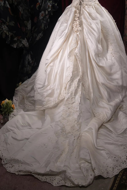 Beautiful Ball Gown Strapless White Lace 2000s With Appliqued Long Autumn Winter Bridal Dress Wedding Dresses RB8495