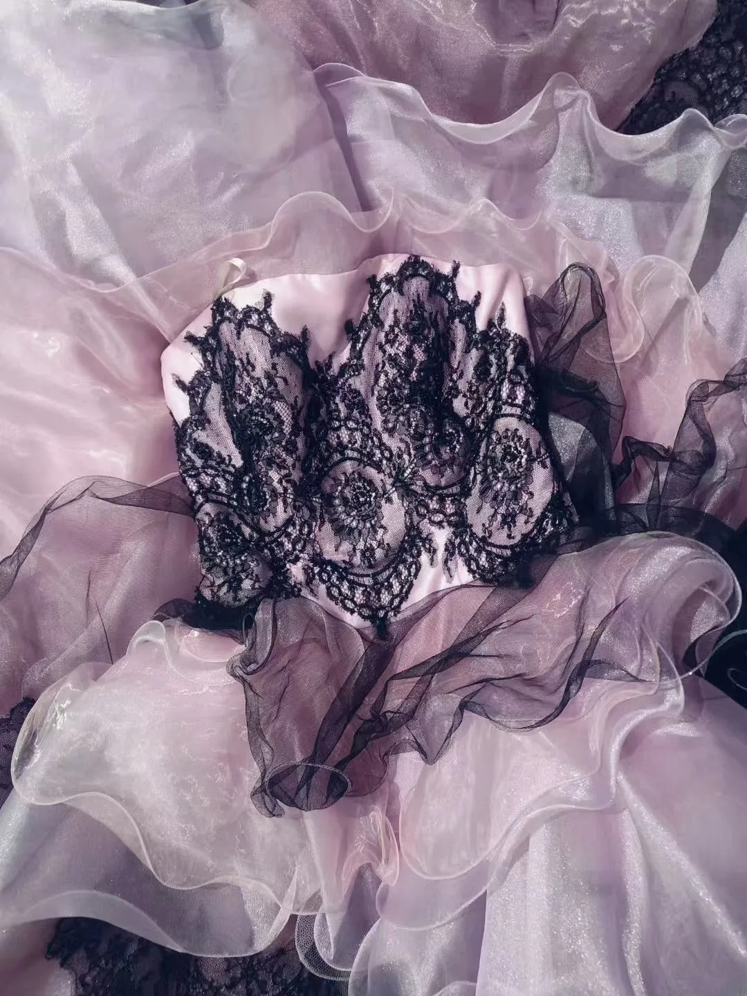 Modest Ball Gown Strapless Pink Tulle Long Quinceanera Dresses With Black Lace For Sweet 15 15 Anos Celebration Birthday Formal Gown RB8879