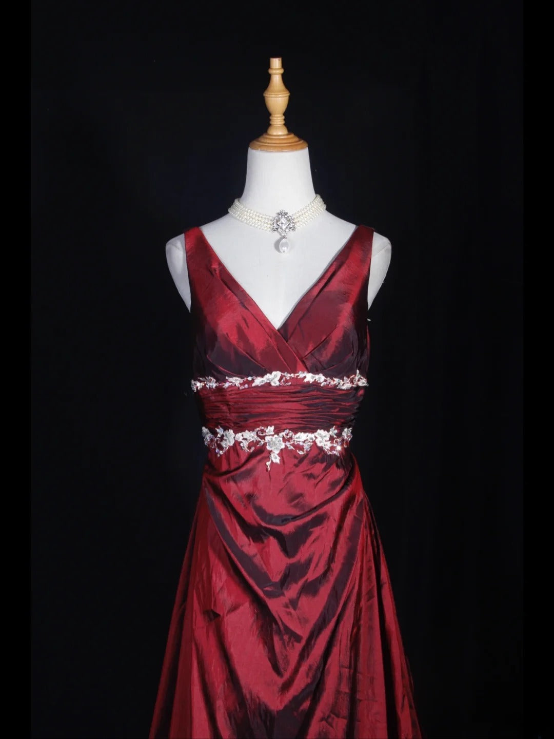 Vintage A line V Neck White Appliqued Bodice Pleated Burgundy Long Prom Dresses Impress 18th Birthday Outfits Prom Gown AS277