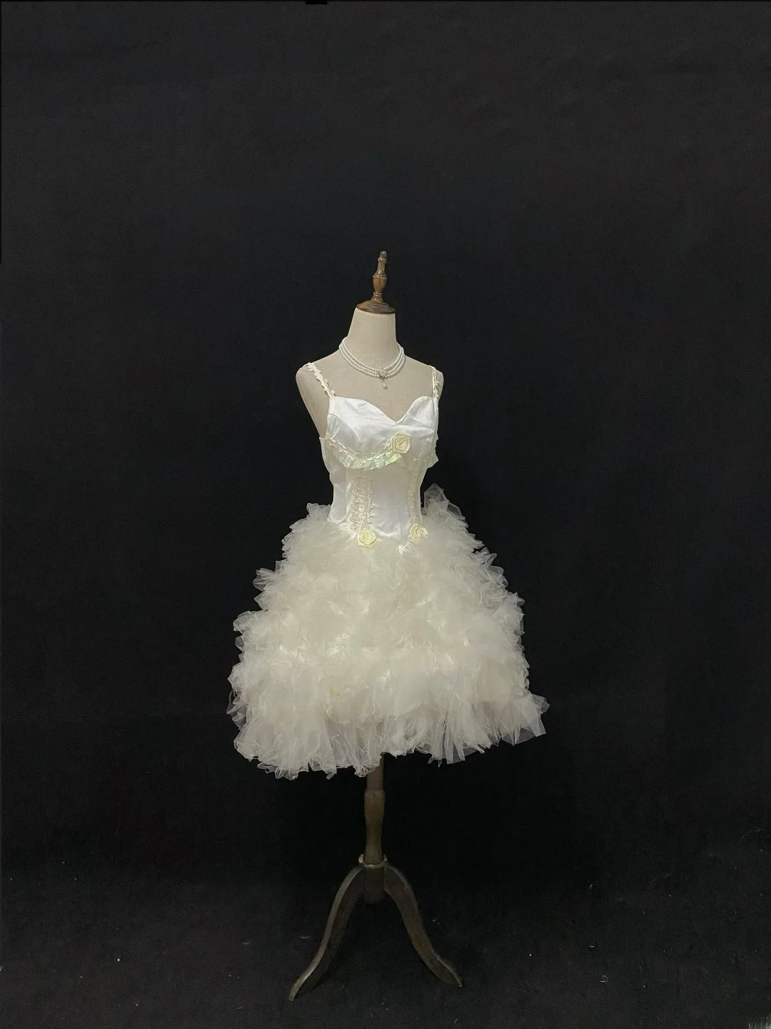 Vintage Ball Gown Spaghetti Straps Tulle Ivory With Appliqued Lace Flowers Short Brides Gown Bridal Dress Wedding Dresses Style RB7728