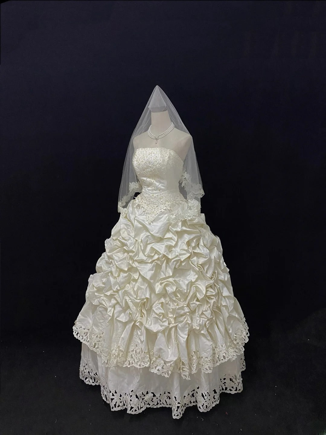 Vintage Ball Gown Strapless Taffeta Ivory With Appliqued Lace Tiered Brides Gown Bridal Dress Wedding Dresses RB7729