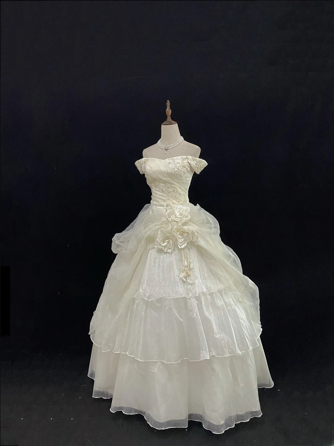 Vintage 70s Ball Gown Off The Shoulder Ivory Tulle Sweep Train With Tiered Layers Flowers Brides Gown Bridal Dress Wedding Dresses RB7748