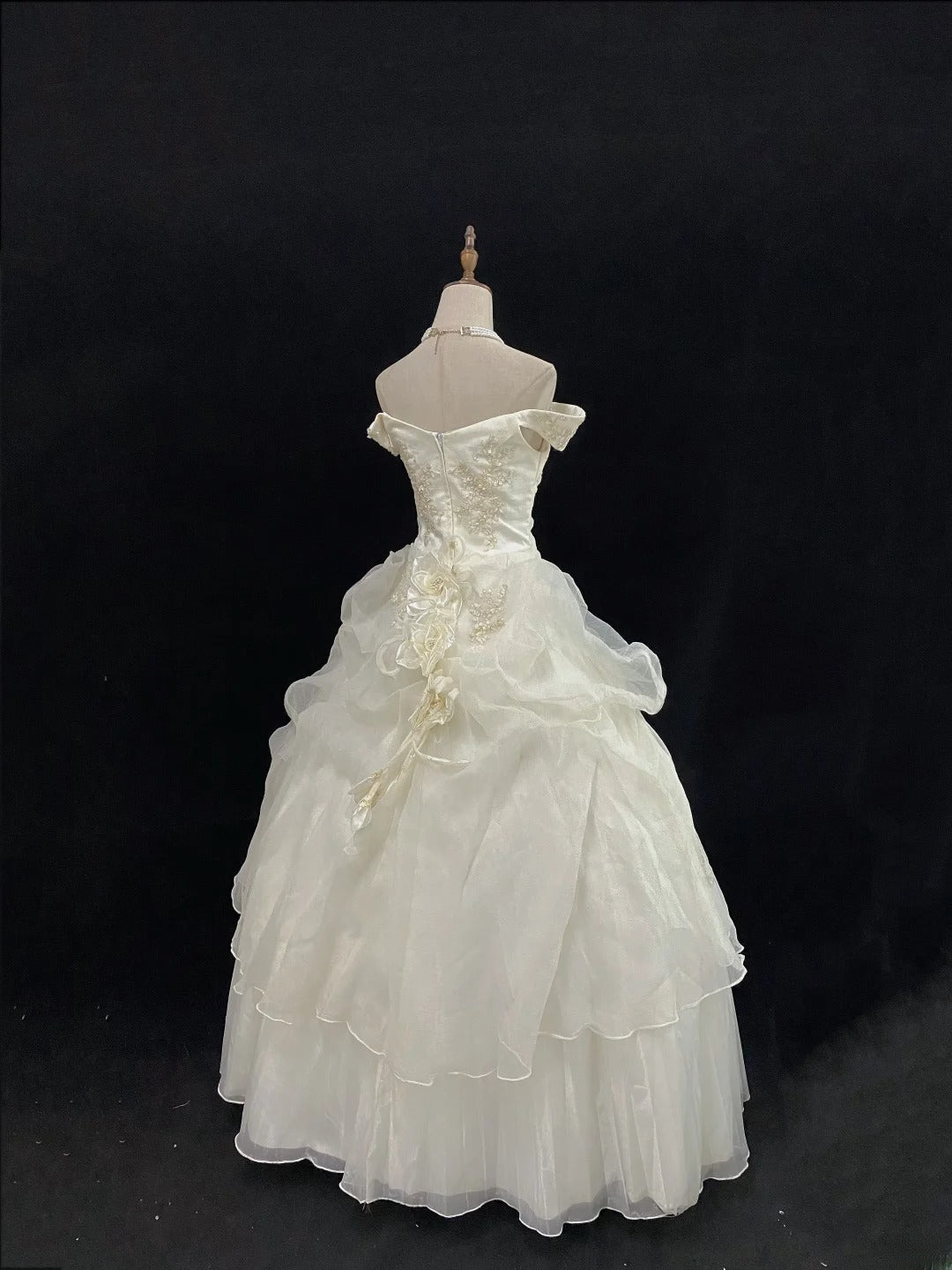 Vintage 70s Ball Gown Off The Shoulder Ivory Tulle Sweep Train With Tiered Layers Flowers Brides Gown Bridal Dress Wedding Dresses RB7748