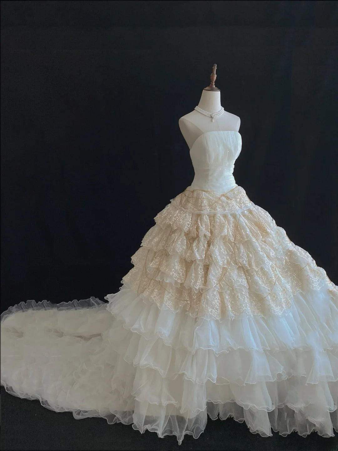 Vintage 70s Ball Gown Strapless Ivory Tulle Gold Lace Sweep Train With Tiered Layers Brides Gown Bridal Dress Wedding Dresses RB7755