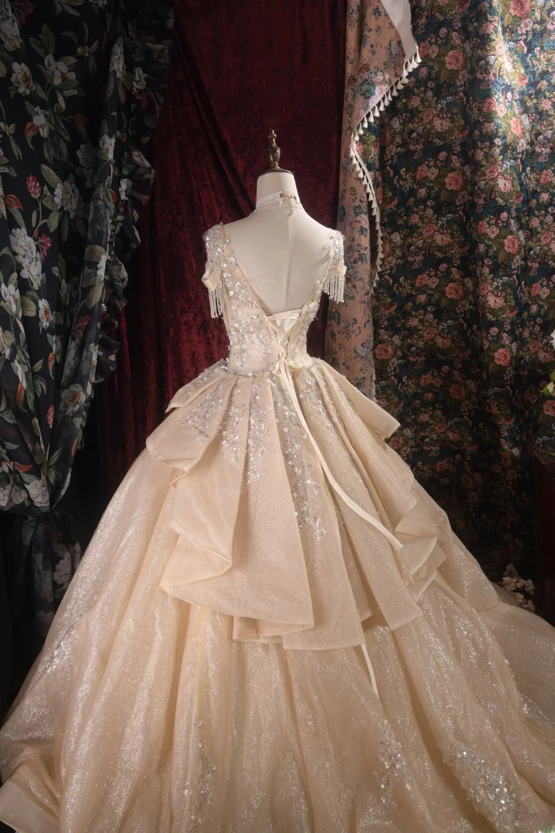 Regal Ball Gown Formal Events V Neck Champagne With Sequin Layers Lace Quince Dress Long Quinceanera Dresses Birthday Outfits RB8552
