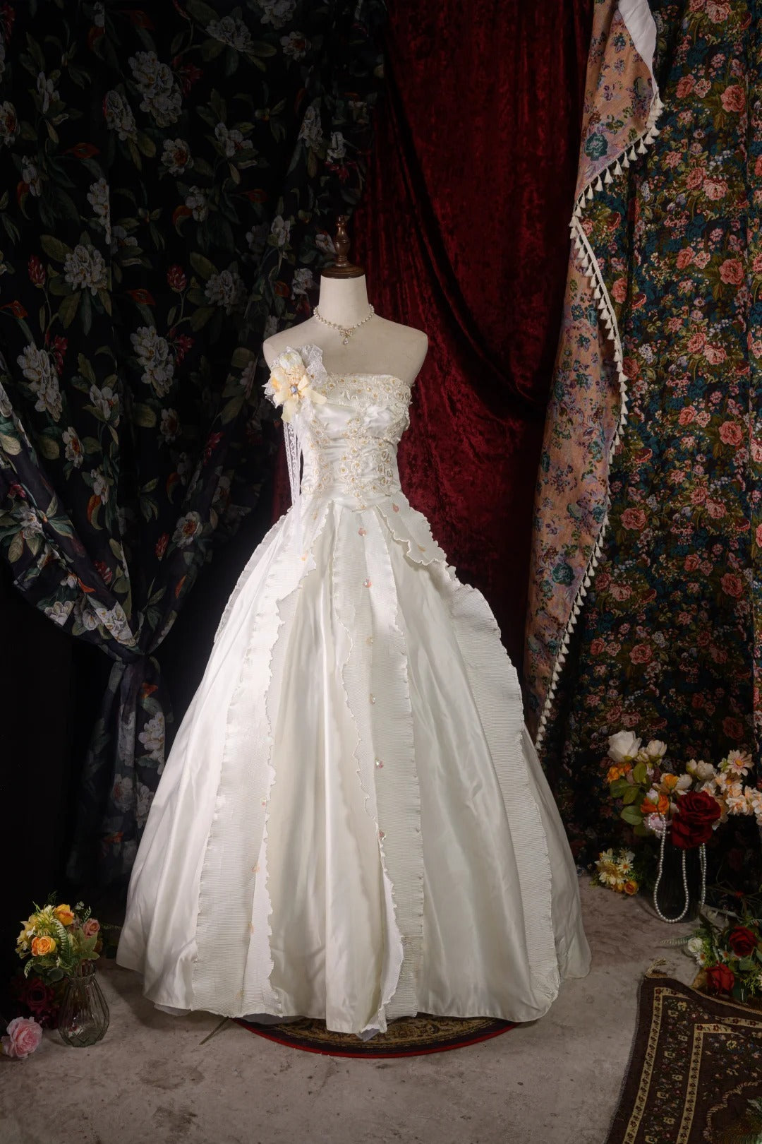 Charming Ball Gown Strapless White 2000s With Tiered Appliqued Long Autumn Winter Bridal Dress Wedding Dresses RB8567