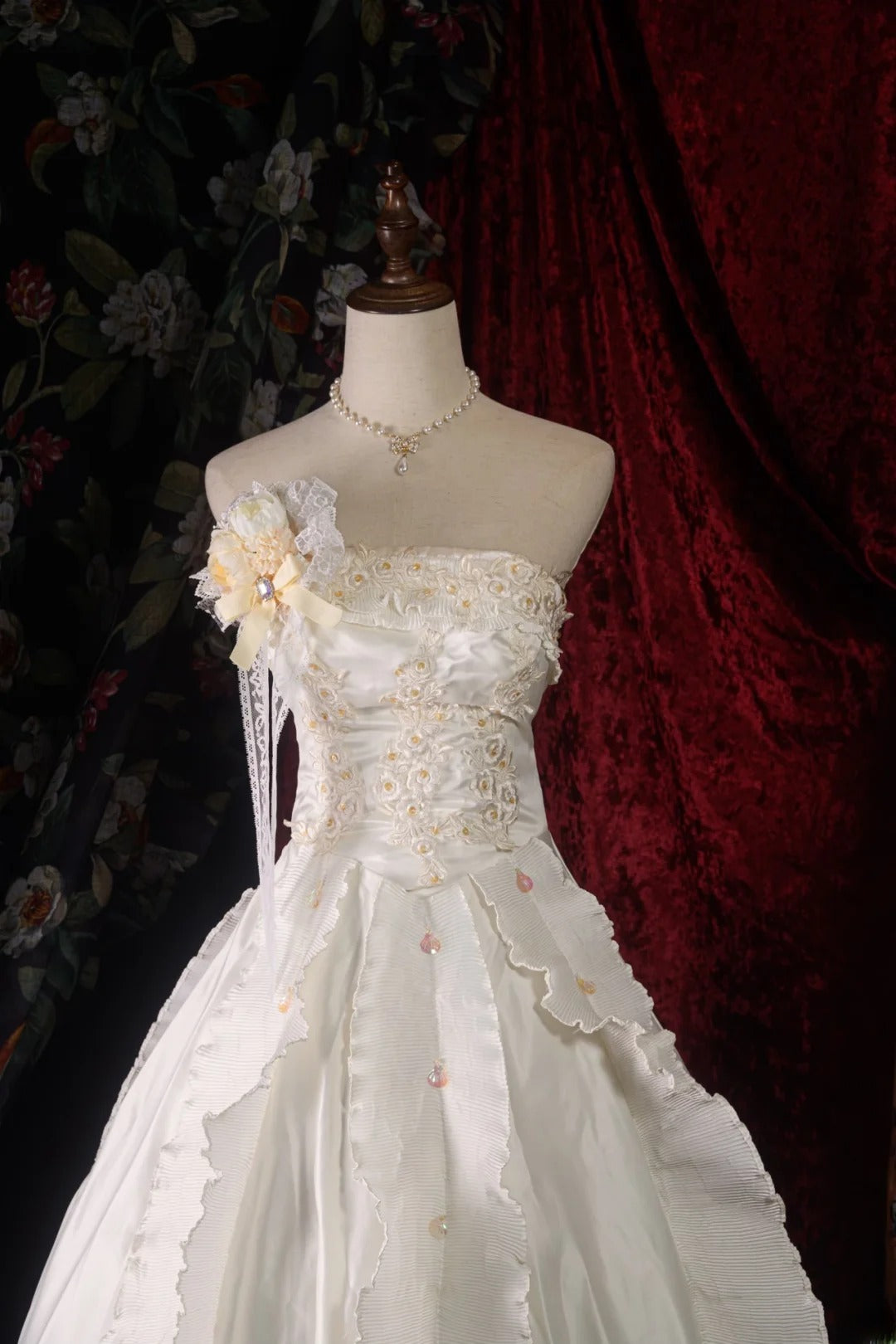 Charming Ball Gown Strapless White 2000s With Tiered Appliqued Long Autumn Winter Bridal Dress Wedding Dresses RB8567