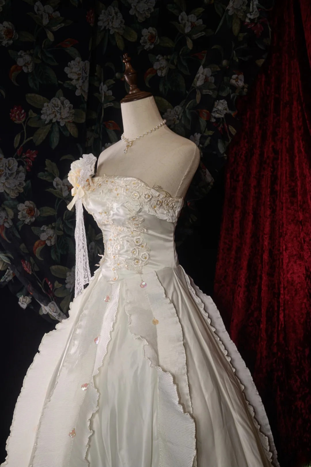 Charming Ball Gown Strapless White 2000s With Tiered Appliqued Long Autumn Winter Bridal Dress Wedding Dresses RB8567