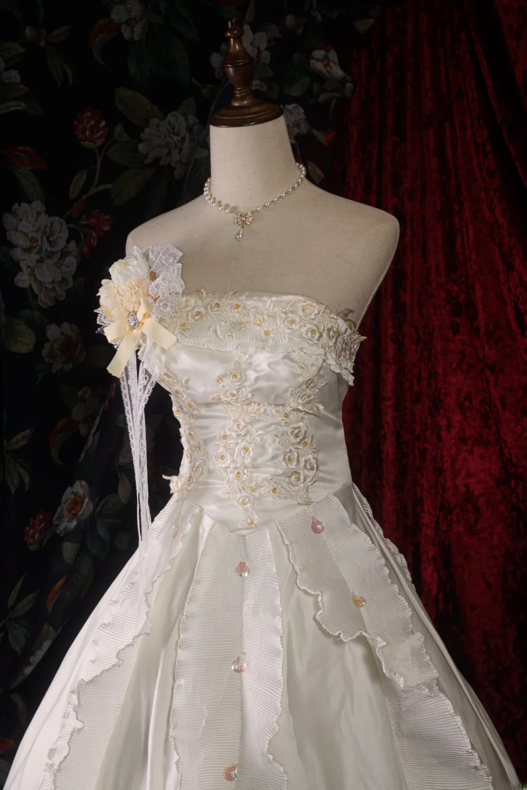 Charming Ball Gown Strapless White 2000s With Tiered Appliqued Long Autumn Winter Bridal Dress Wedding Dresses RB8567
