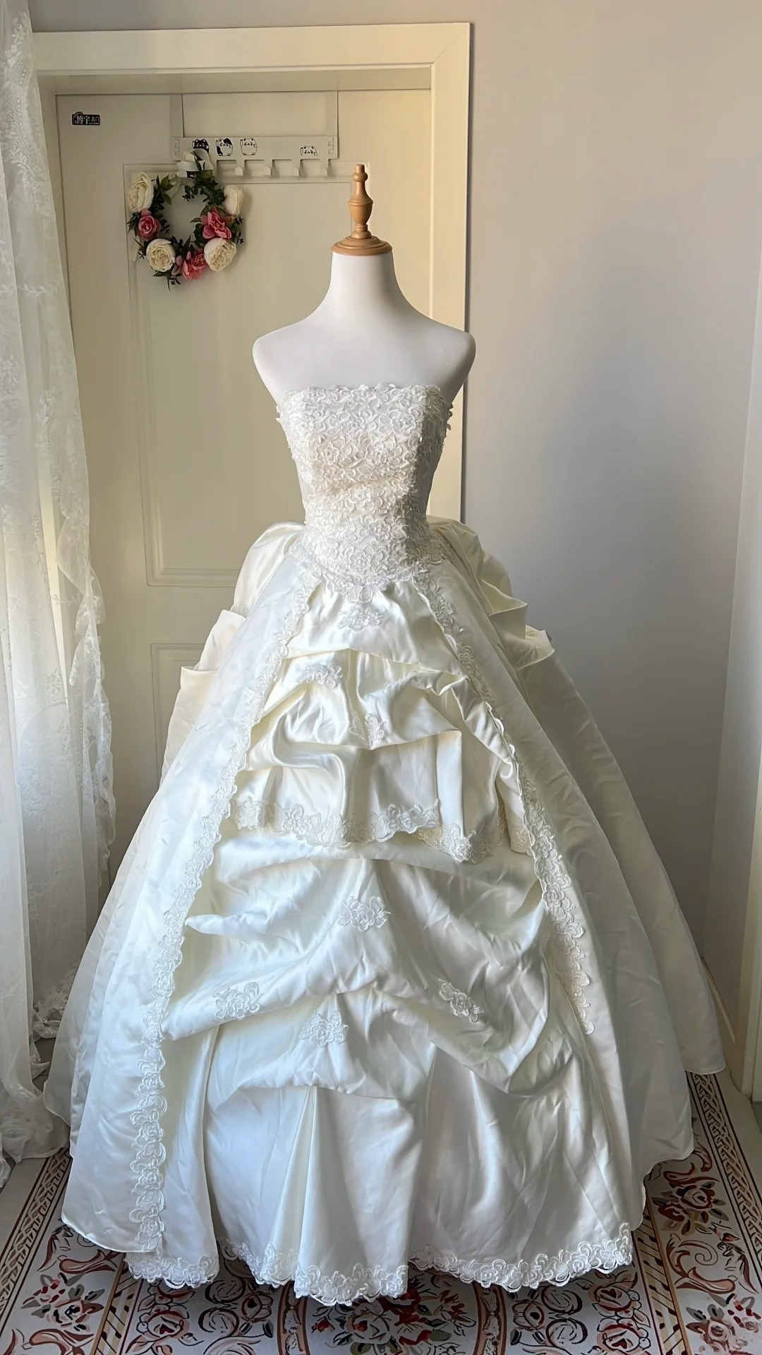 Timeless Wedding Dress Ball Gown Strapless Satin White With Appliques Long Bridal Gown RC0670