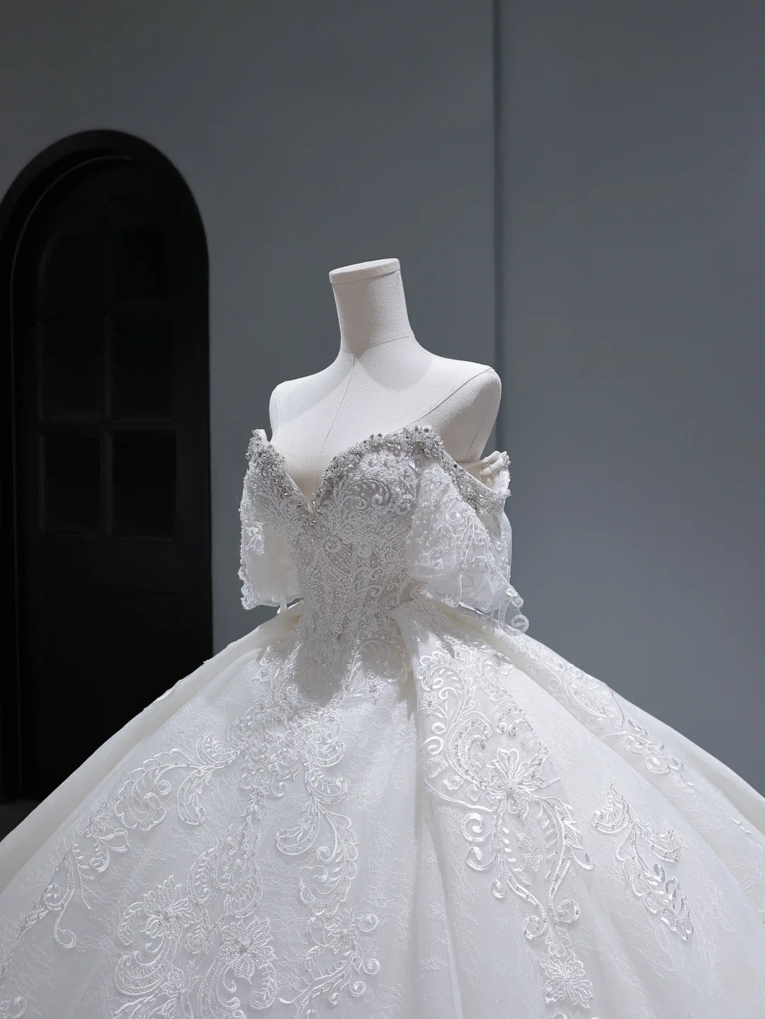 Vintage Long Wedding Gowns Princess Ball Gown Off The Shoulder Style for Bride With Sleeves Pleated Appliques Train White Bridal Dress AS367