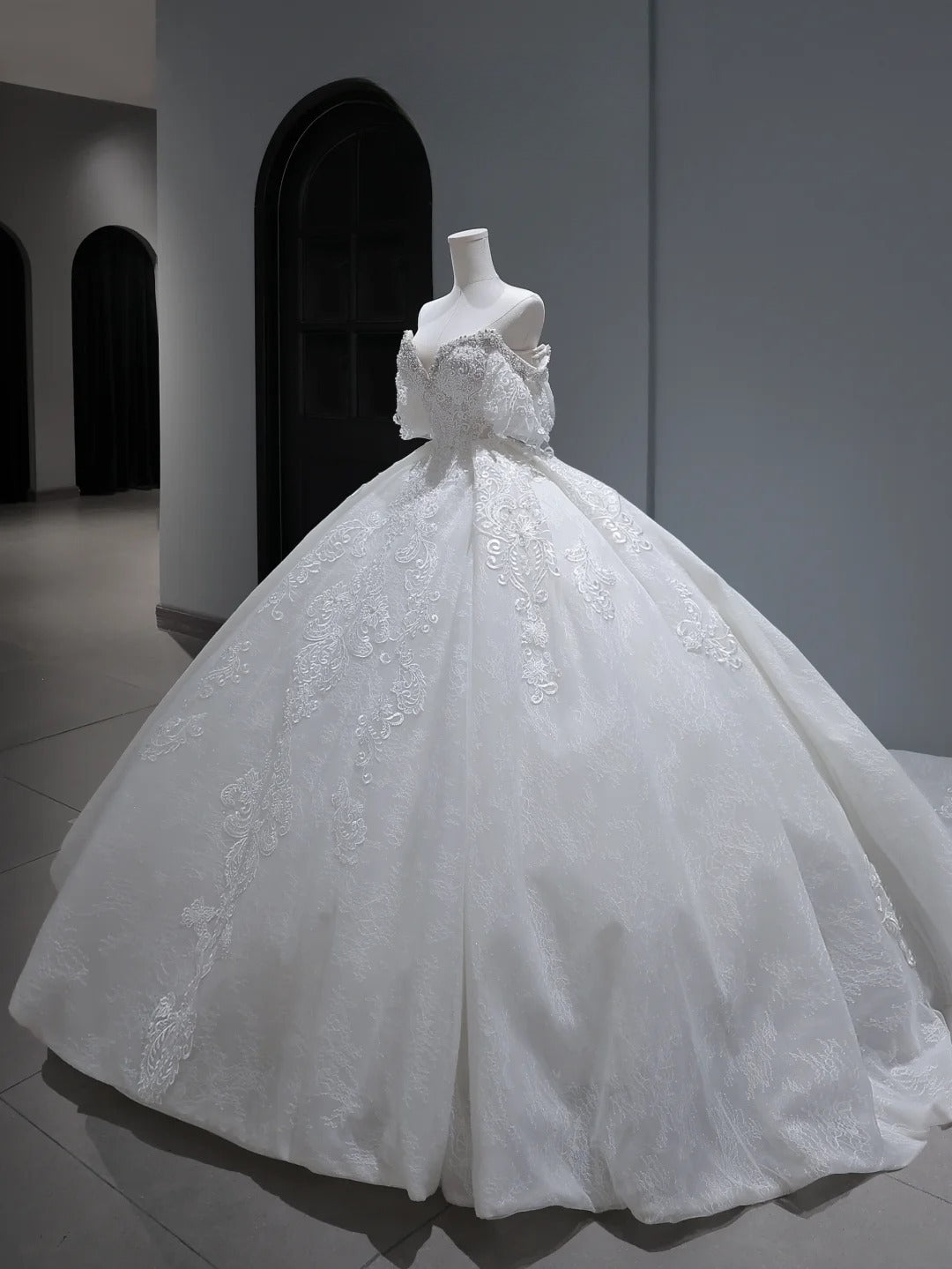 Vintage Long Wedding Gowns Princess Ball Gown Off The Shoulder Style for Bride With Sleeves Pleated Appliques Train White Bridal Dress AS367