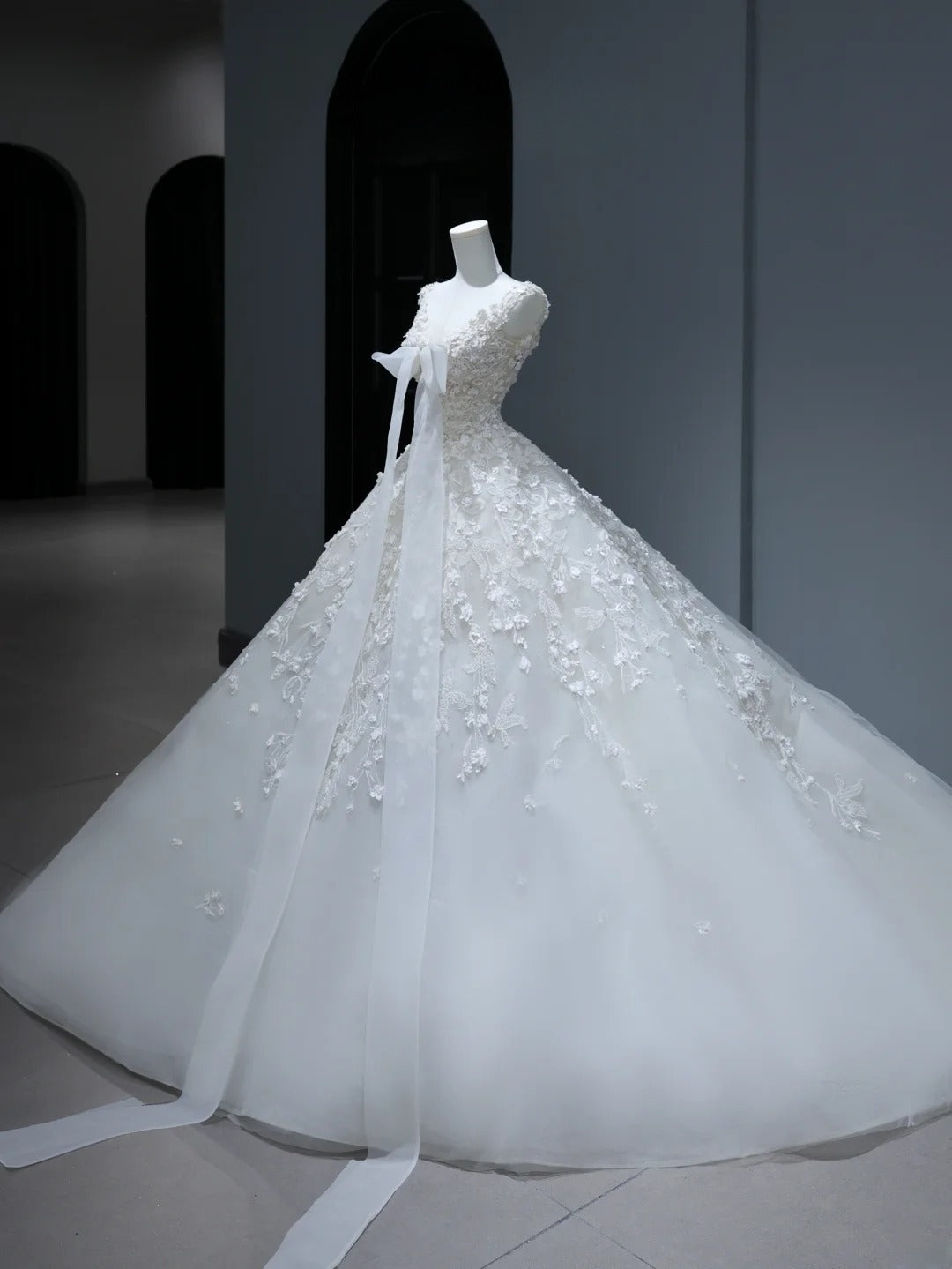 Princess Long Wedding Gowns Ball Gown V Neckline Style for Bride With Lace Appliques Train White Bridal Dresses AS372