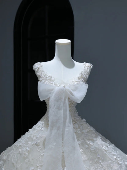 Princess Long Wedding Gowns Ball Gown V Neckline Style for Bride With Lace Appliques Train White Bridal Dresses AS372