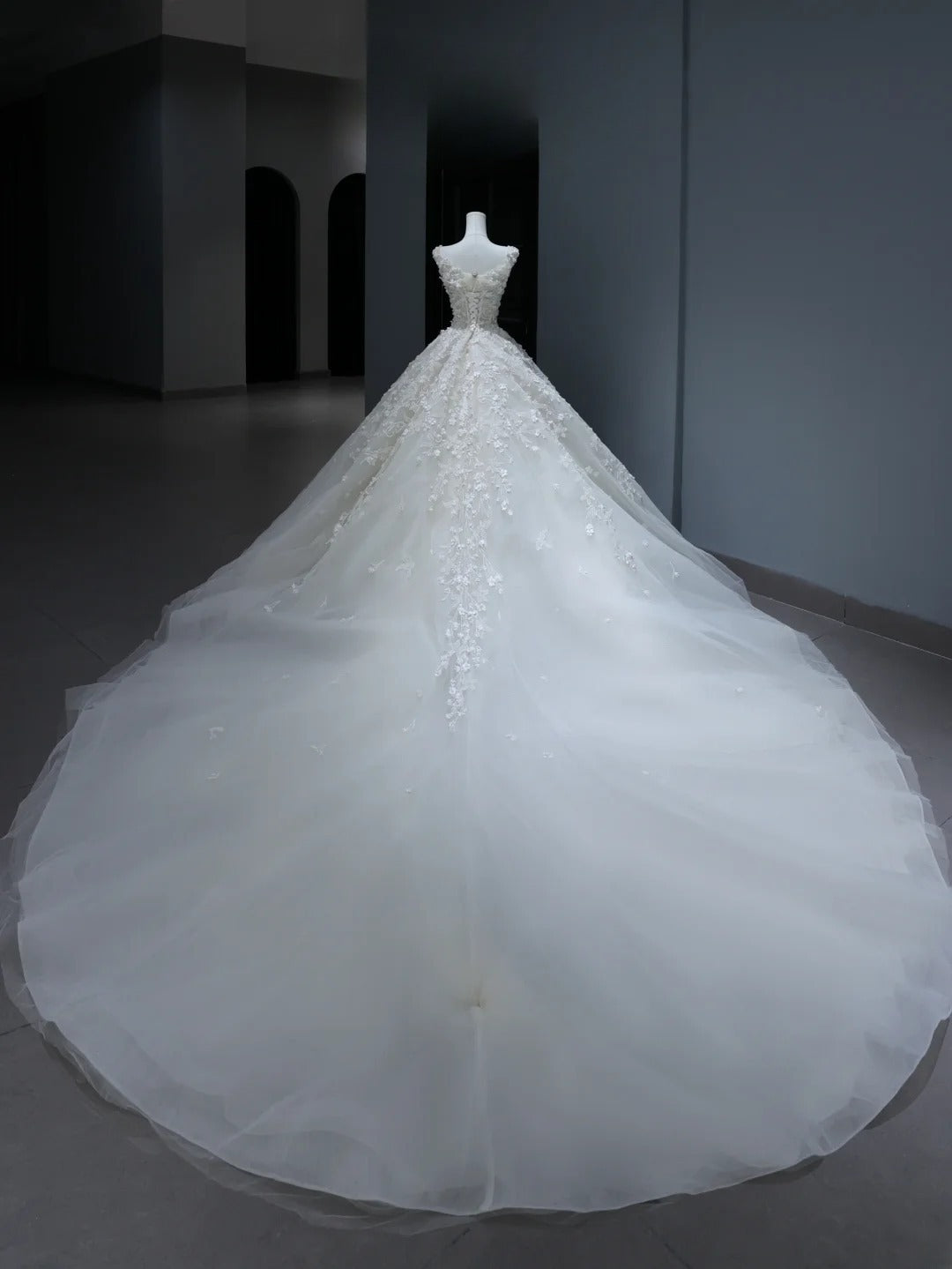 Princess Long Wedding Gowns Ball Gown V Neckline Style for Bride With Lace Appliques Train White Bridal Dresses AS372