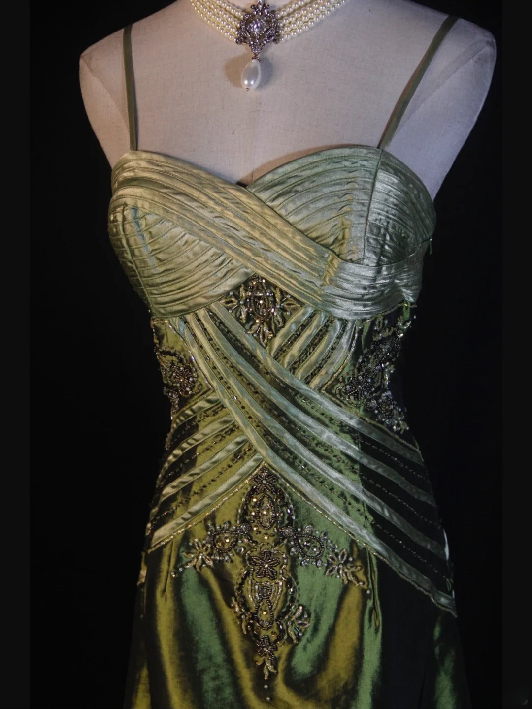 Retro 60s A line Spaghetti Straps Olive Green Satin With Ruffled Beads Slit Long Prom Dresses Inspo 22th Birthday Outfit Formal Gown AS374