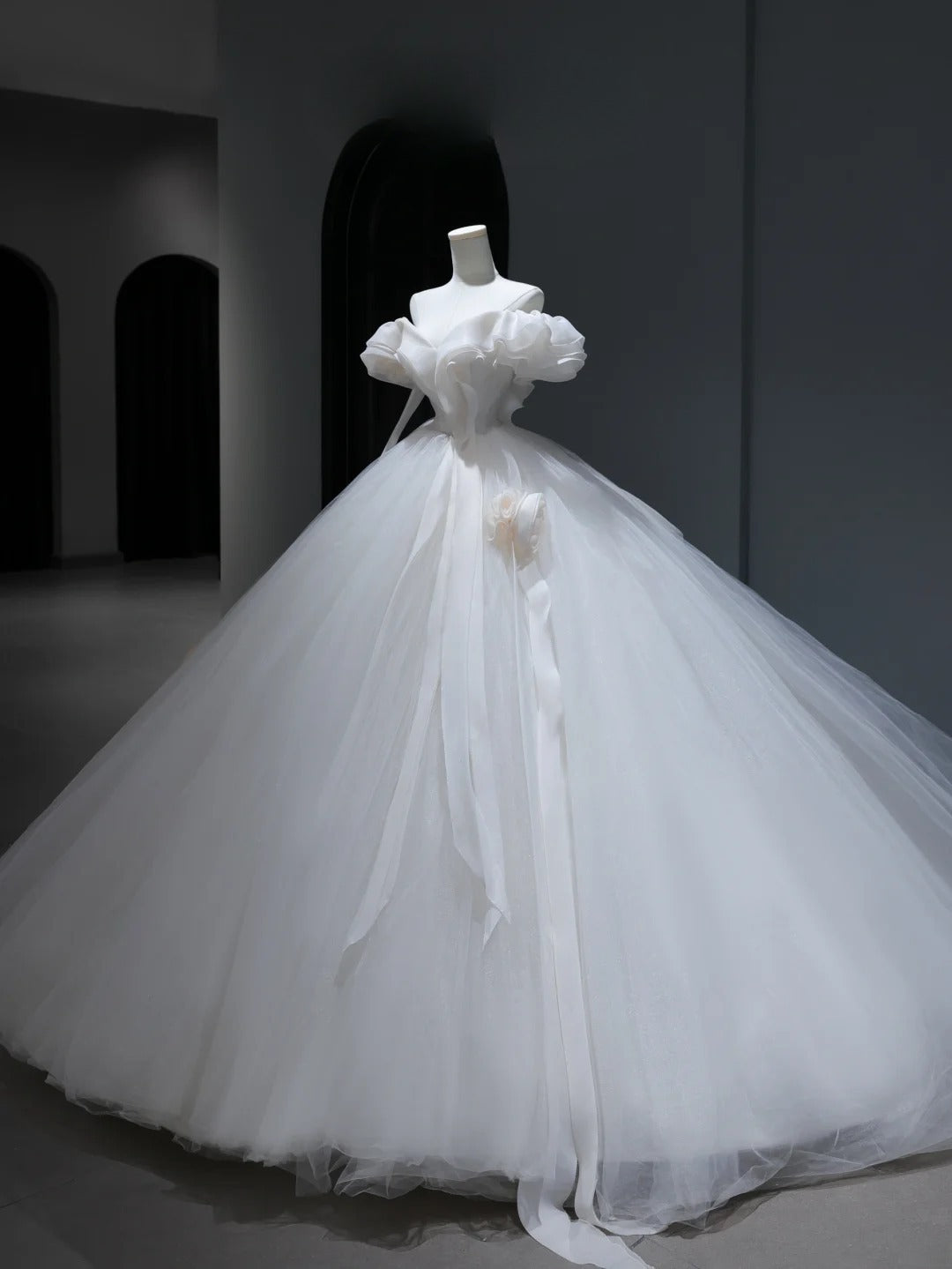 Princess Long Wedding Gowns Ball Gown Off The Shoulder Style for Bride With Short Sleeves Train White Bridal Dresses AS375