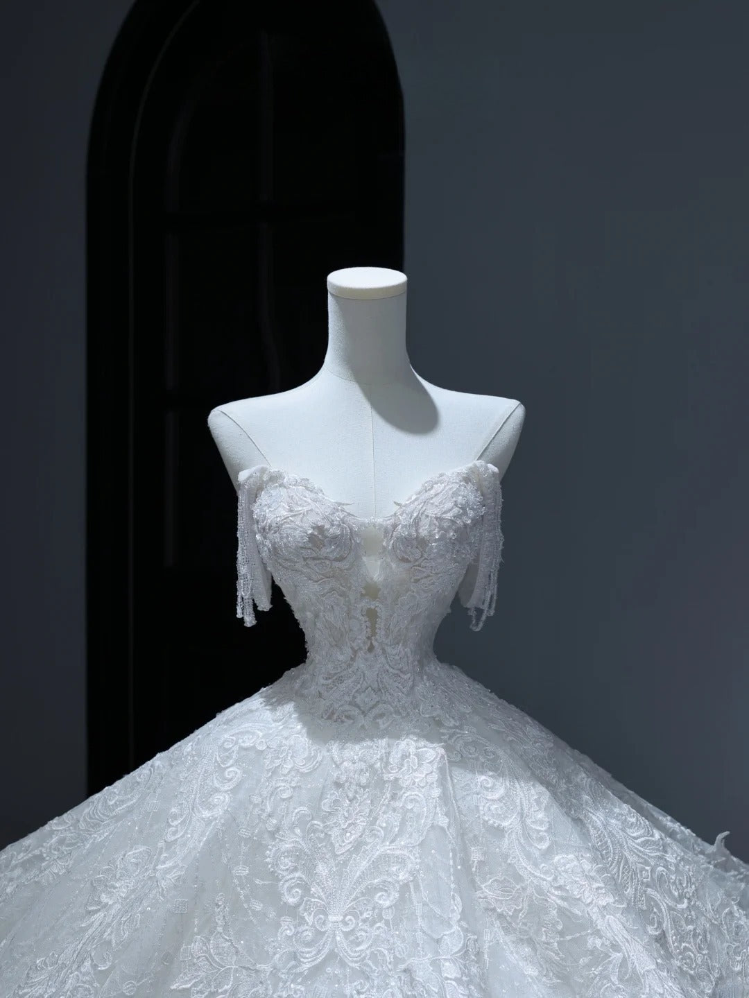 Princess Long Wedding Gowns Ball Gown Sweetheart Style for Bride With Tassel Train White Lace Bridal Dresses AS377