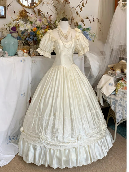 Vintage Wedding Dress White Ball Gown V Neck Lace With Puffy Sleeves Bridal Gown for Big Day RB9562