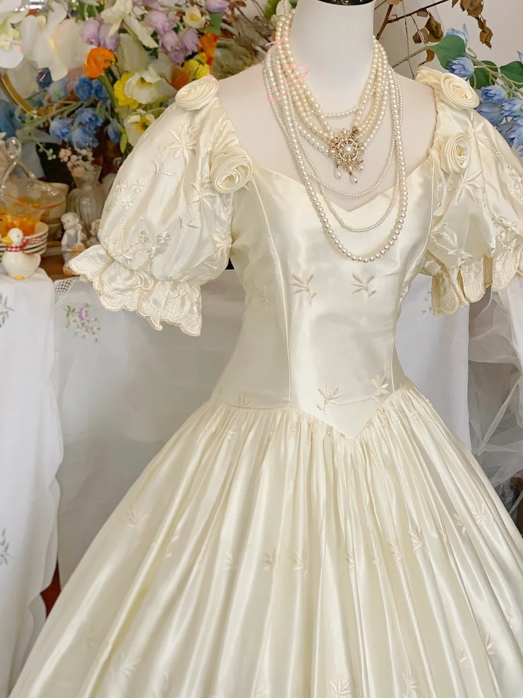Vintage Wedding Dress White Ball Gown V Neck Lace With Puffy Sleeves Bridal Gown for Big Day RB9562