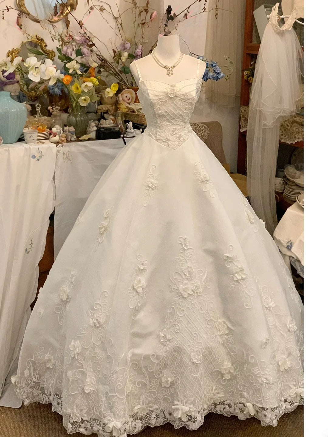 Vintage Wedding Dress White Ball Gown Spaghetti Straps Lace With Appliques Bridal Gown for Big Day RB9568