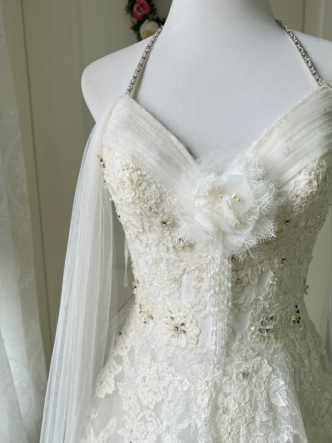 White Wedding Dress Ball Gown Halter Sleeveless With Cape Tulle Long Bridal Gown RC0786