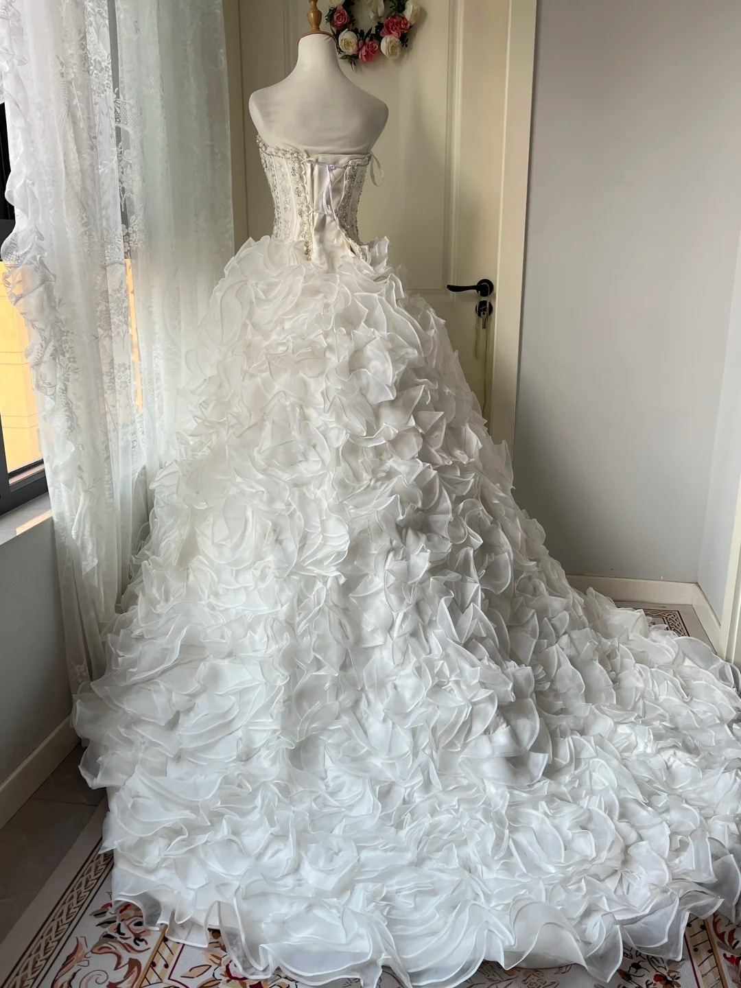 Sweet 16 Quinceanera Dress Strapless White Tiered Ball Gown With Bows Beading Ruffled Birthday Party Gown RC0811