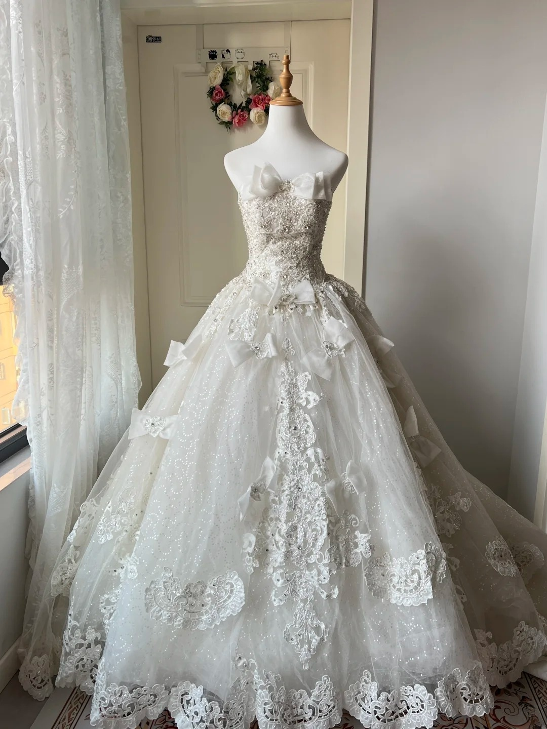 White Wedding Dress Ball Gown Modest Strapless With Appliques Lace Bridal Gown RC0813