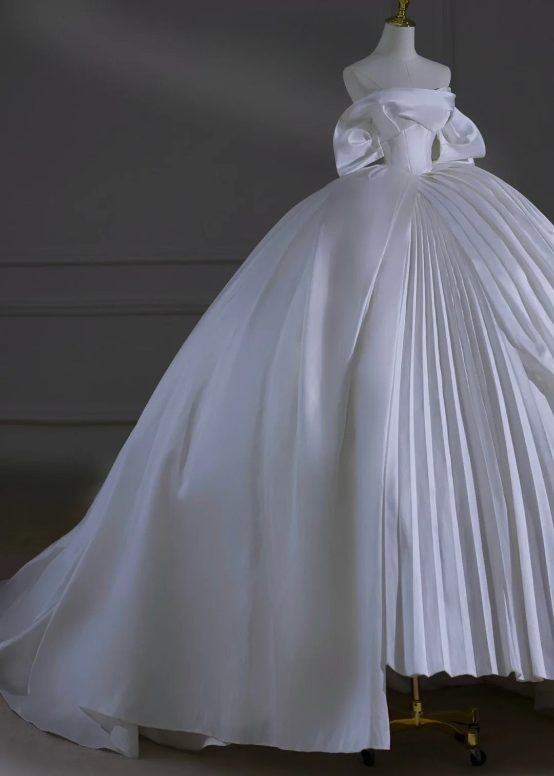 Princess Long Wedding Gowns Ball Gown Strapless Short Sleeves Satin for Bride With Sleeves Pleated Train White Bridal Dress AS503