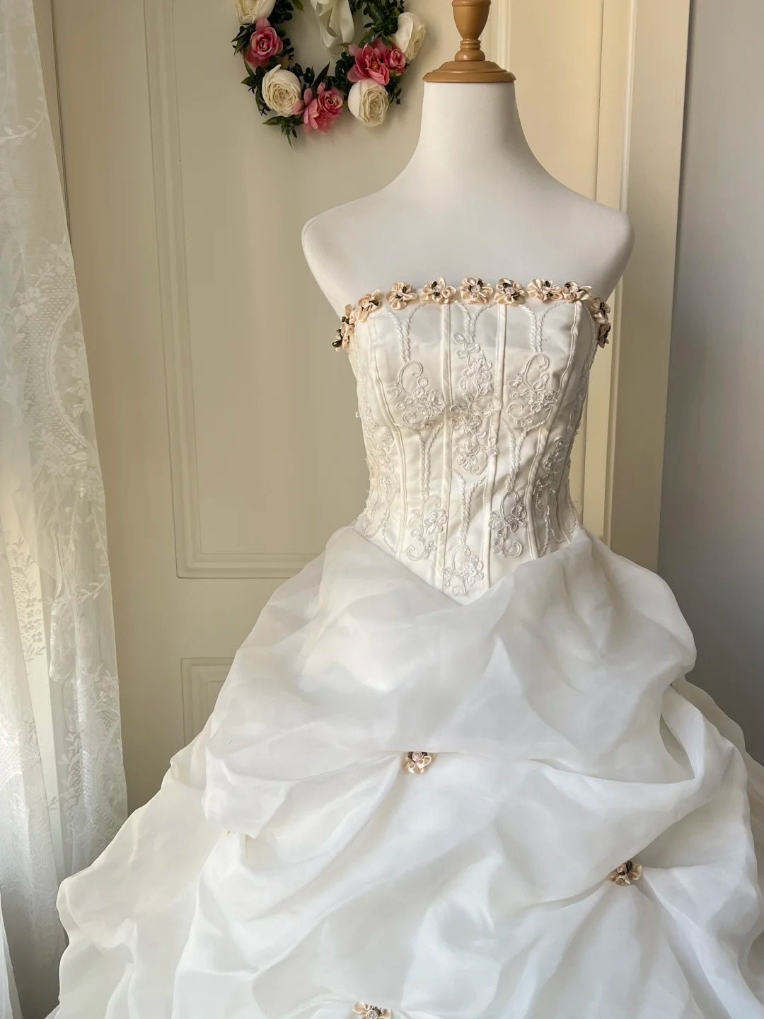 Sweet 16 Quinceanera Dress Strapless White Tiered Ball Gown With Ruffled Beading Birthday Party Gown RC0814