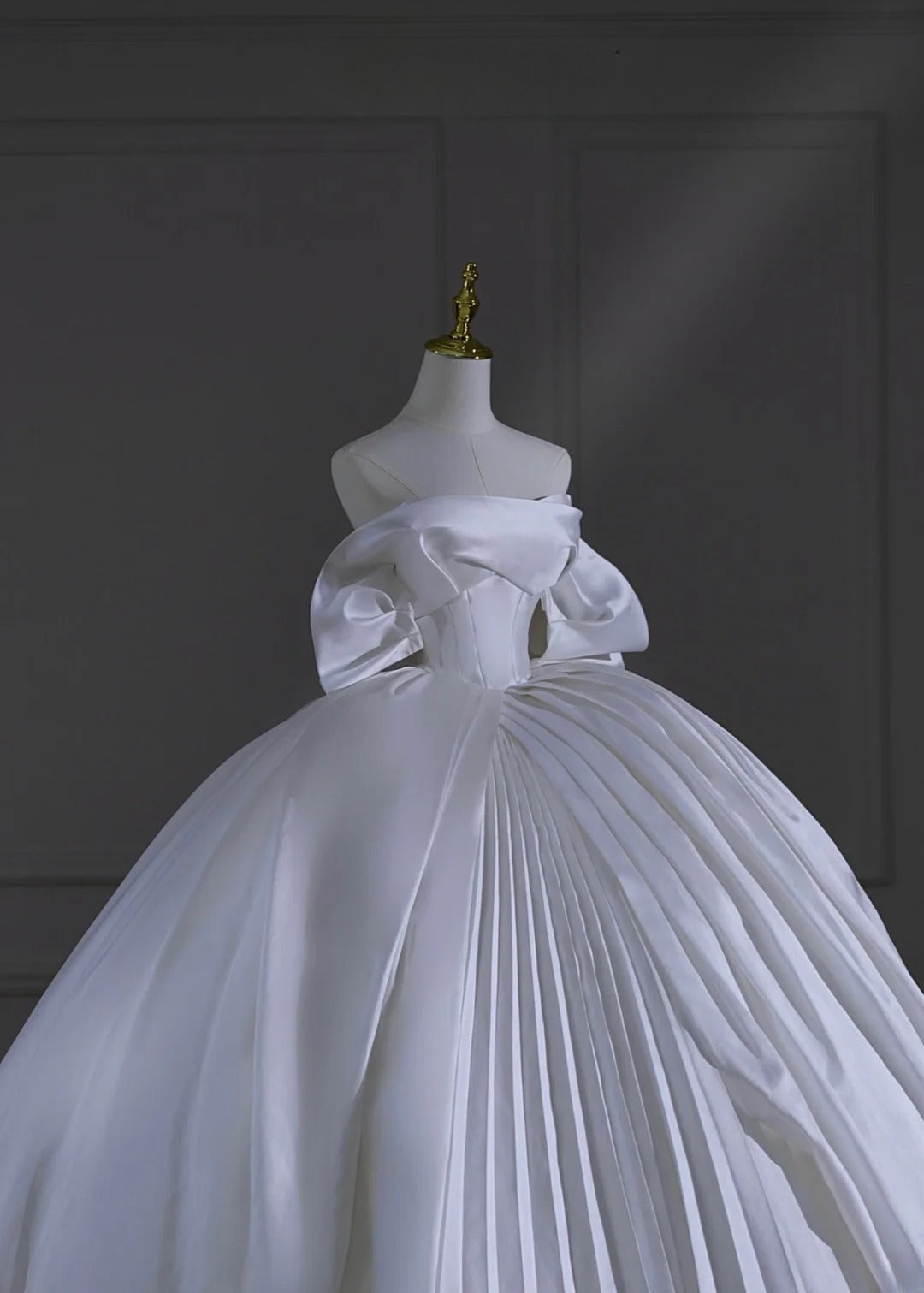Princess Long Wedding Gowns Ball Gown Strapless Short Sleeves Satin for Bride With Sleeves Pleated Train White Bridal Dress AS503