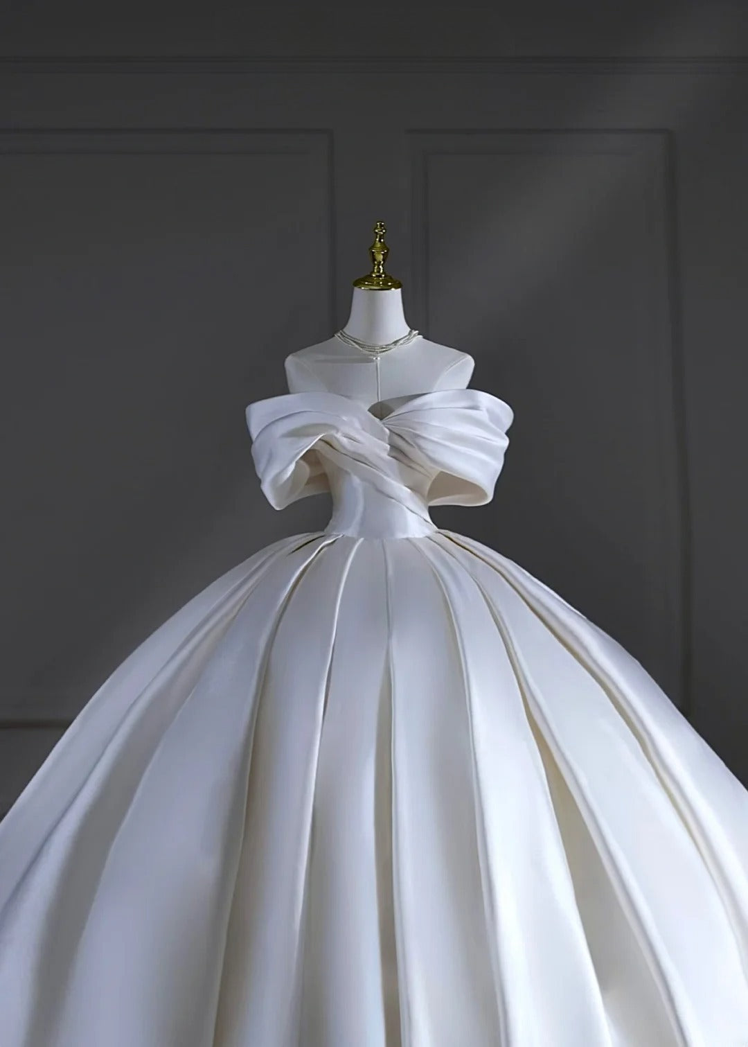 Princess Long Wedding Gowns Ball Gown Off The Shoulder Pleated Satin for Bride With Sleeves Train White Bridal Dress AS506