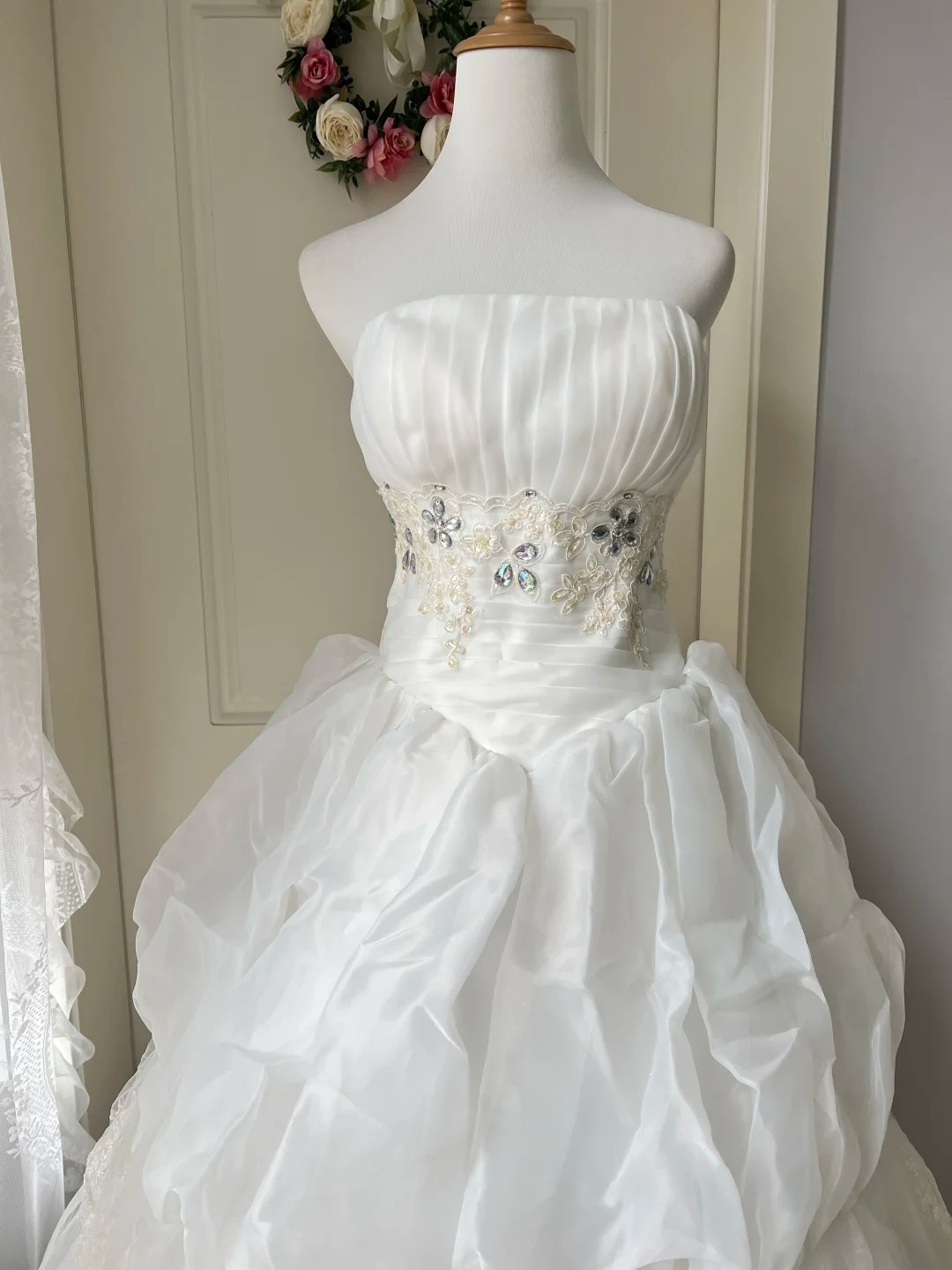 Fairytale Sweet 16 Dress Princess Ball Gown Strapless White With Tiered Lace Floor‑Length Quinceanera Dresses RC0821