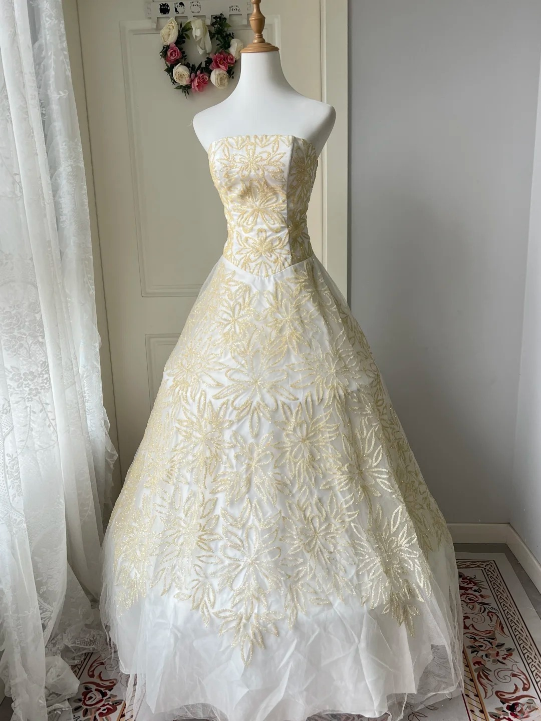 Fairytale Sweet 16 Dress Princess Ball Gown Strapless White With Gold Lace Floor‑Length Quinceanera Dresses RC0822