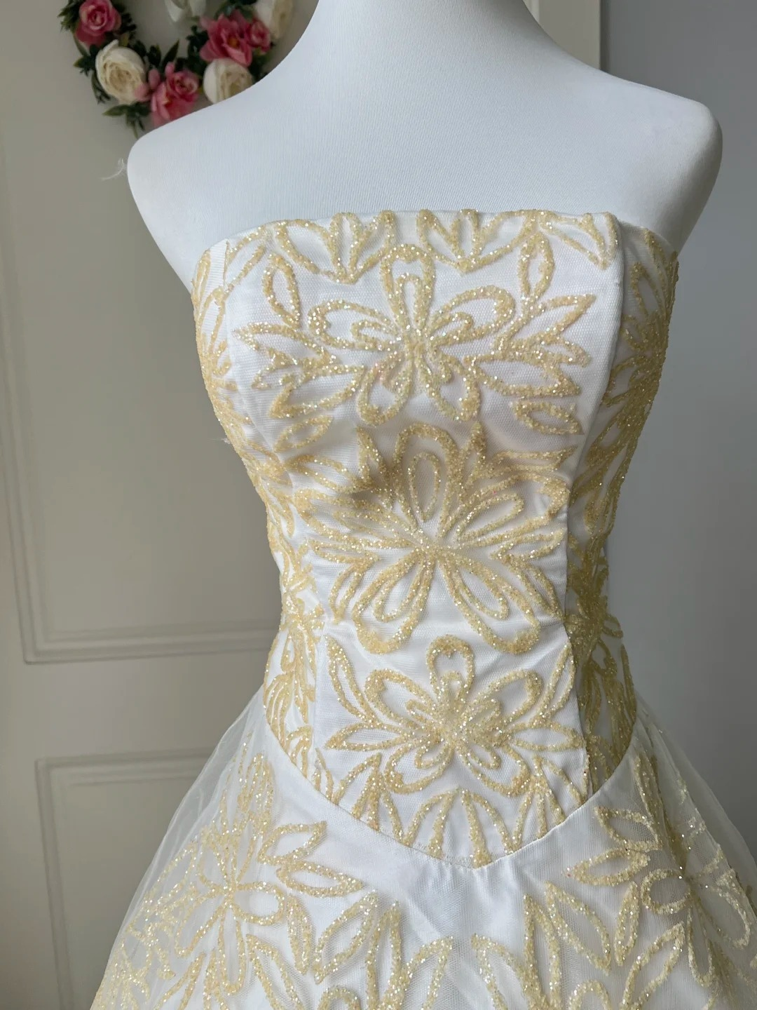 Fairytale Sweet 16 Dress Princess Ball Gown Strapless White With Gold Lace Floor‑Length Quinceanera Dresses RC0822