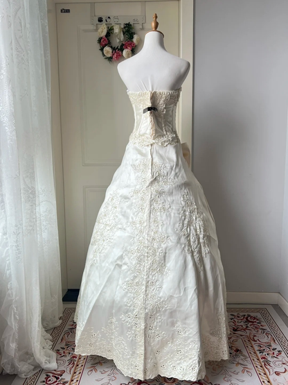 White Wedding Dress Ball Gown Modest Strapless With Appliques Lace Bow Bridal Gown RC0825