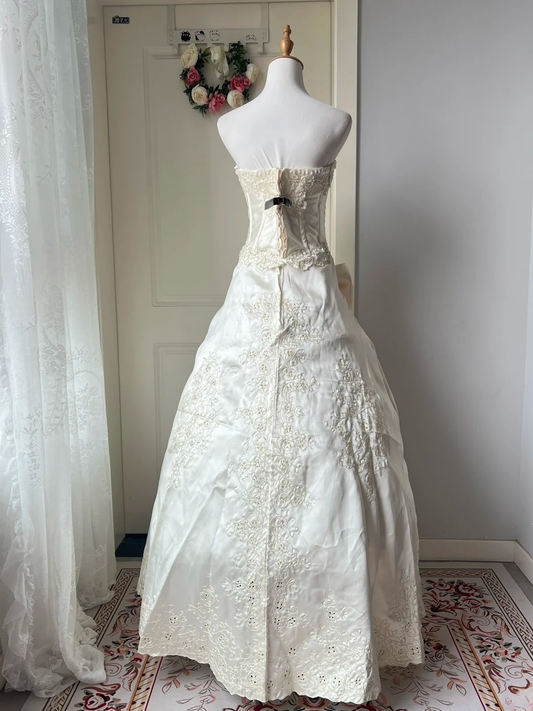 White Wedding Dress Ball Gown Modest Strapless With Appliques Lace Bow Bridal Gown RC0825