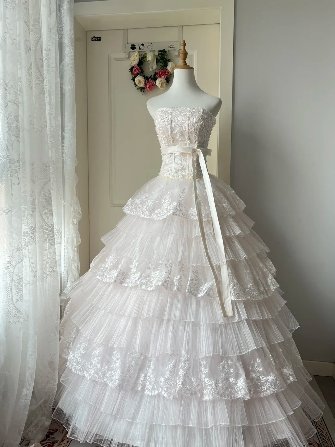 Fairytale Sweet 16 Dress Princess Ball Gown Strapless White With Tiered Layers Lace Floor‑Length Quinceanera Dresses RC0833