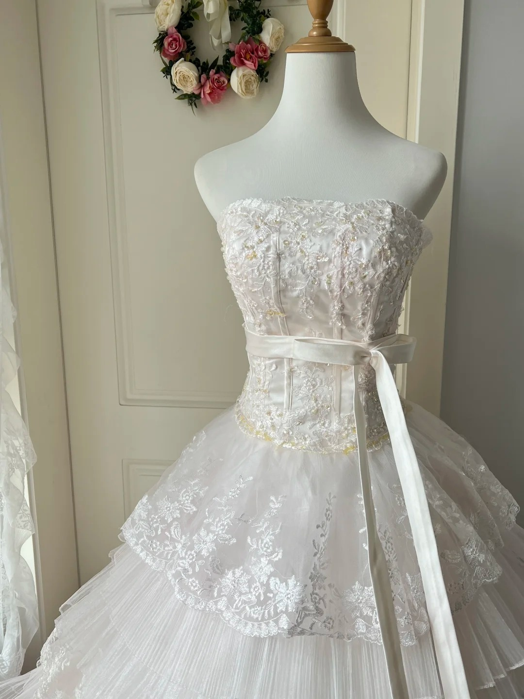 Fairytale Sweet 16 Dress Princess Ball Gown Strapless White With Tiered Layers Lace Floor‑Length Quinceanera Dresses RC0833
