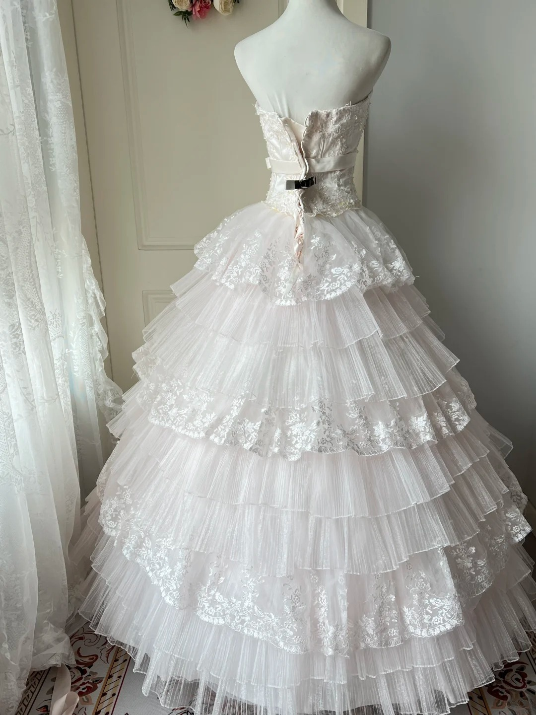 Fairytale Sweet 16 Dress Princess Ball Gown Strapless White With Tiered Layers Lace Floor‑Length Quinceanera Dresses RC0833
