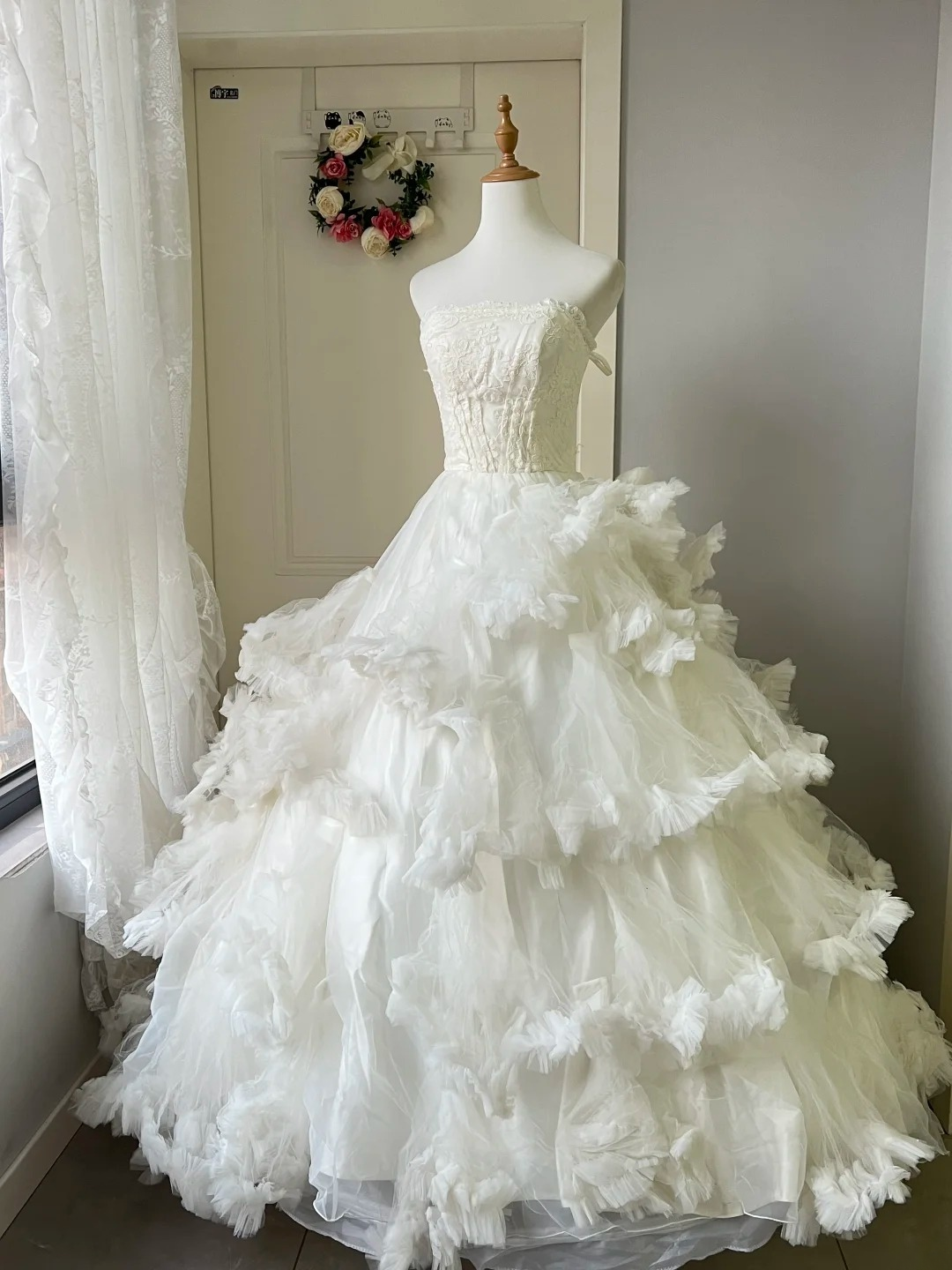 Tulle Wedding Dress Modest Ball Gown Strapless White With Tiered Layers Long Bridal Gown RC0842
