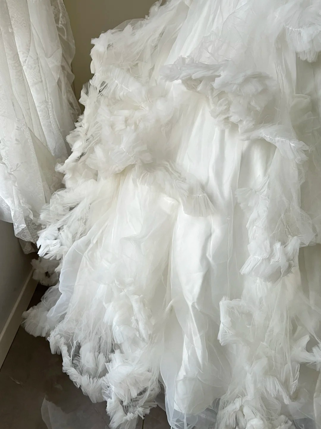Tulle Wedding Dress Modest Ball Gown Strapless White With Tiered Layers Long Bridal Gown RC0842