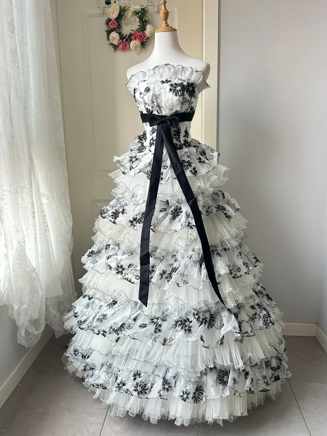 Fairytale Sweet 16 Dress Princess Ball Gown Strapless Black Floral With Tiered Layers Floor‑Length Quinceanera Dresses RC0851