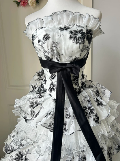 Fairytale Sweet 16 Dress Princess Ball Gown Strapless Black Floral With Tiered Layers Floor‑Length Quinceanera Dresses RC0851